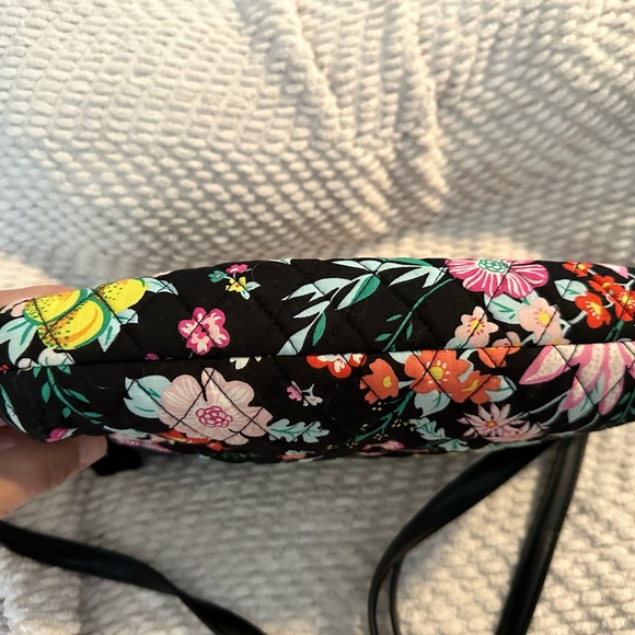 NWOT Vera Bradley crossbody bag. Clean, no stains or tears. - Picture 4 of 4